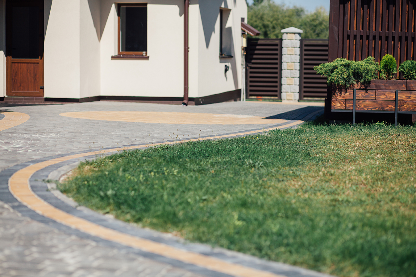 right choice of pavers and borders Incerase your Rockland, Bergen, Passaic area home's curb appeal 