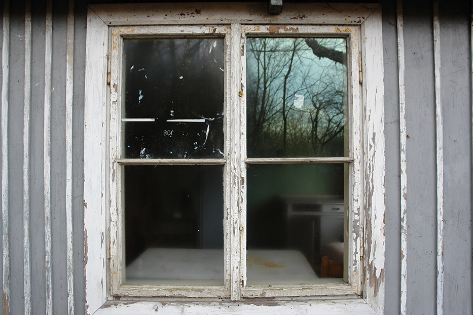 old window that needs to be replaced in Bergen, Passaic and Rockland County area